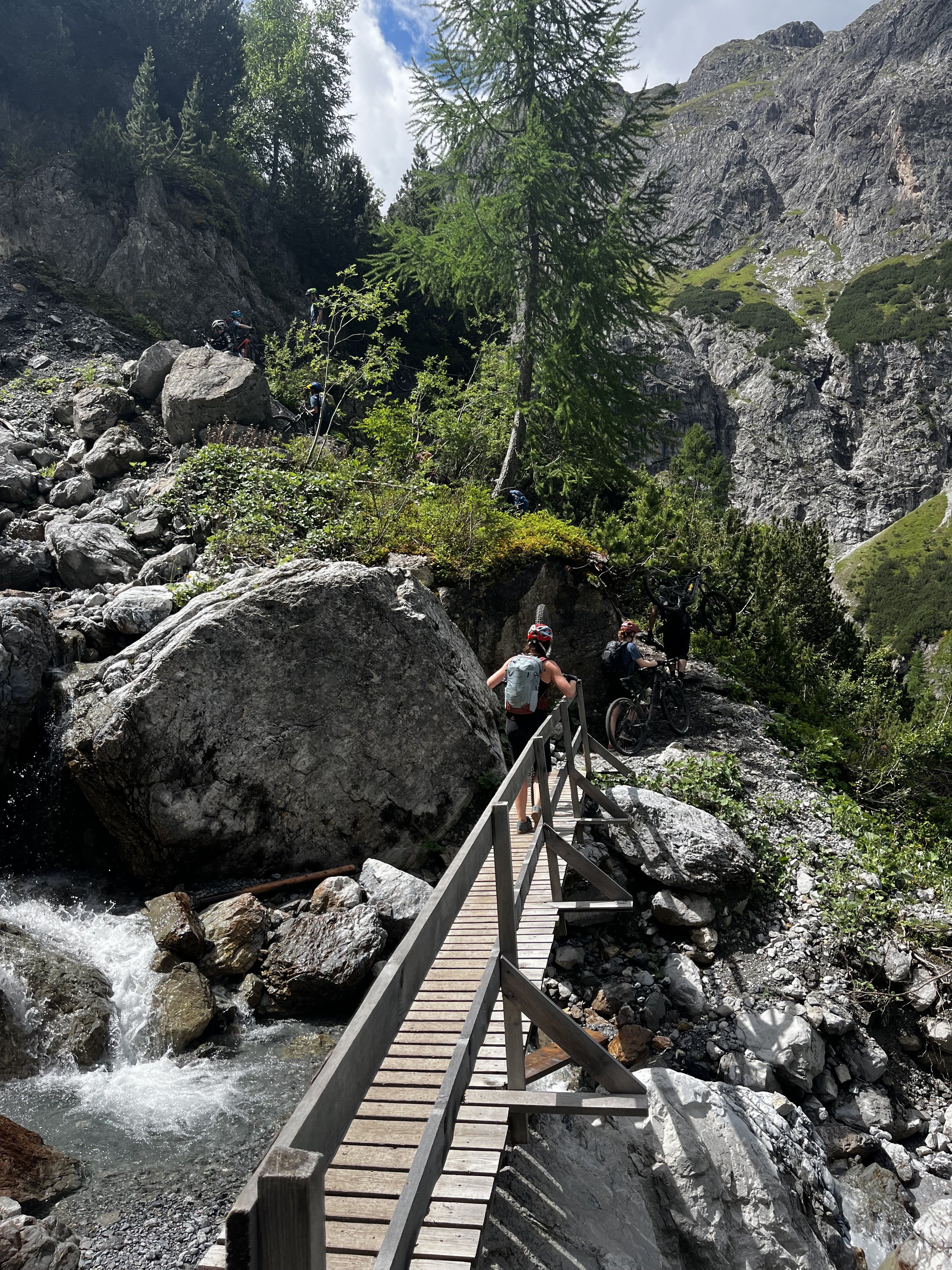 3. Etappe - über die Brücke.JPG
