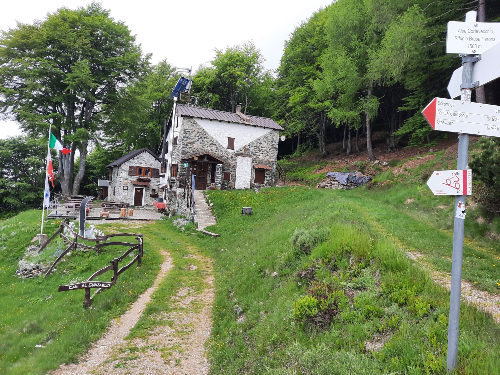 Alpe Cortevecchio mit Ladestation.jpg