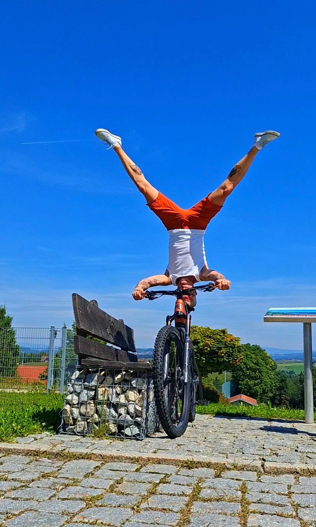 Bike-Kopfstand.jpg