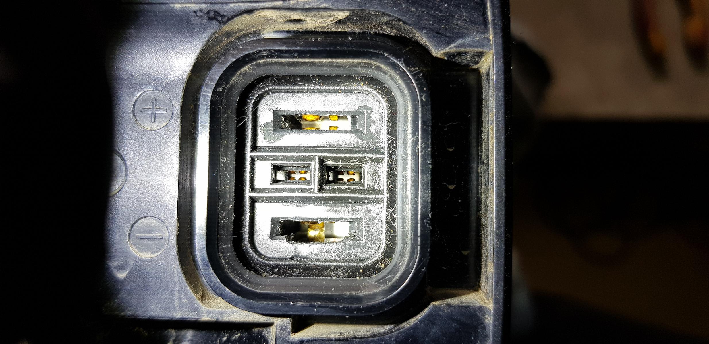 Shimano Steps Akku Stecker.JPG