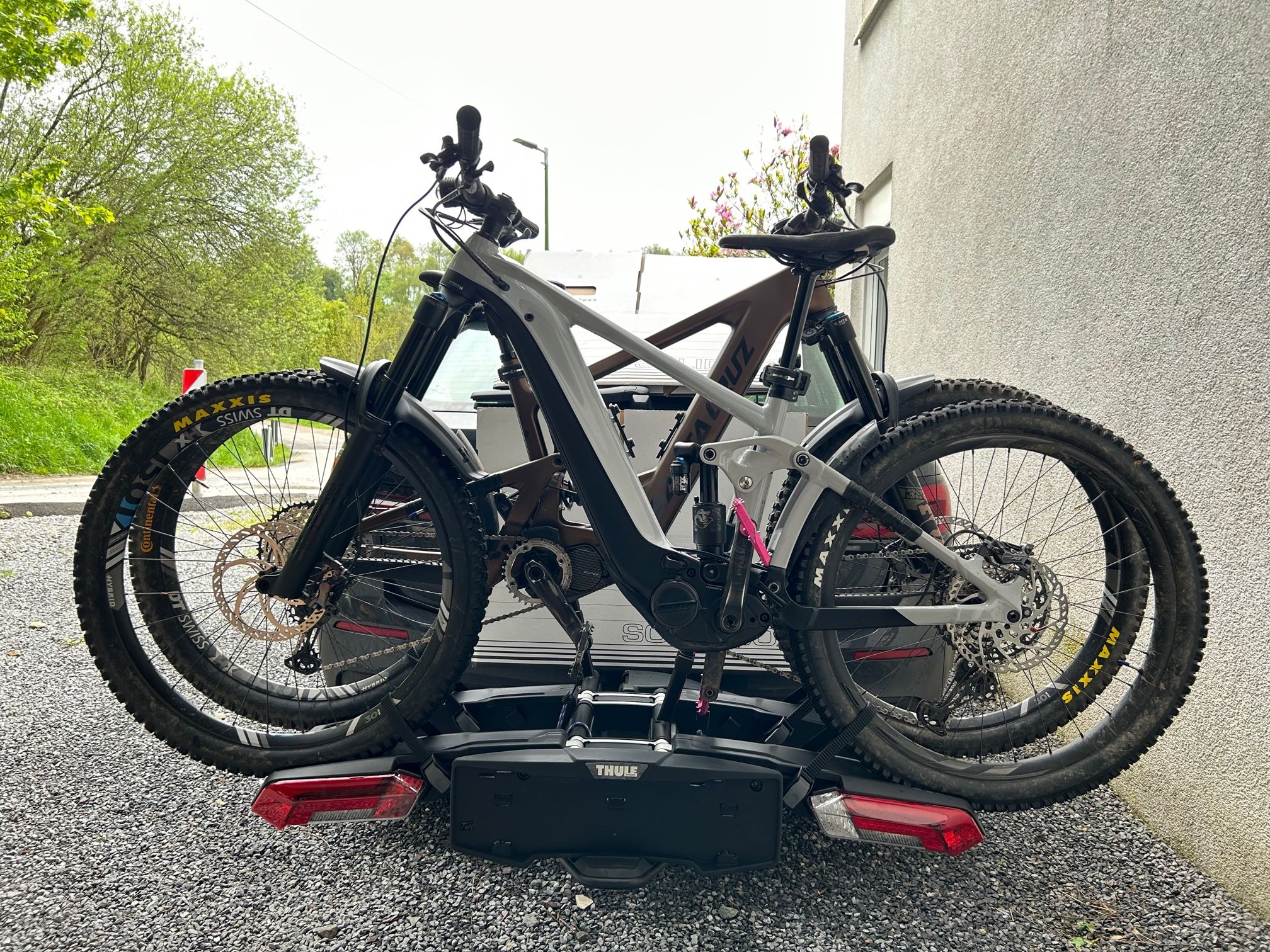 Thule Epos 2 mit E-MTBs.jpg