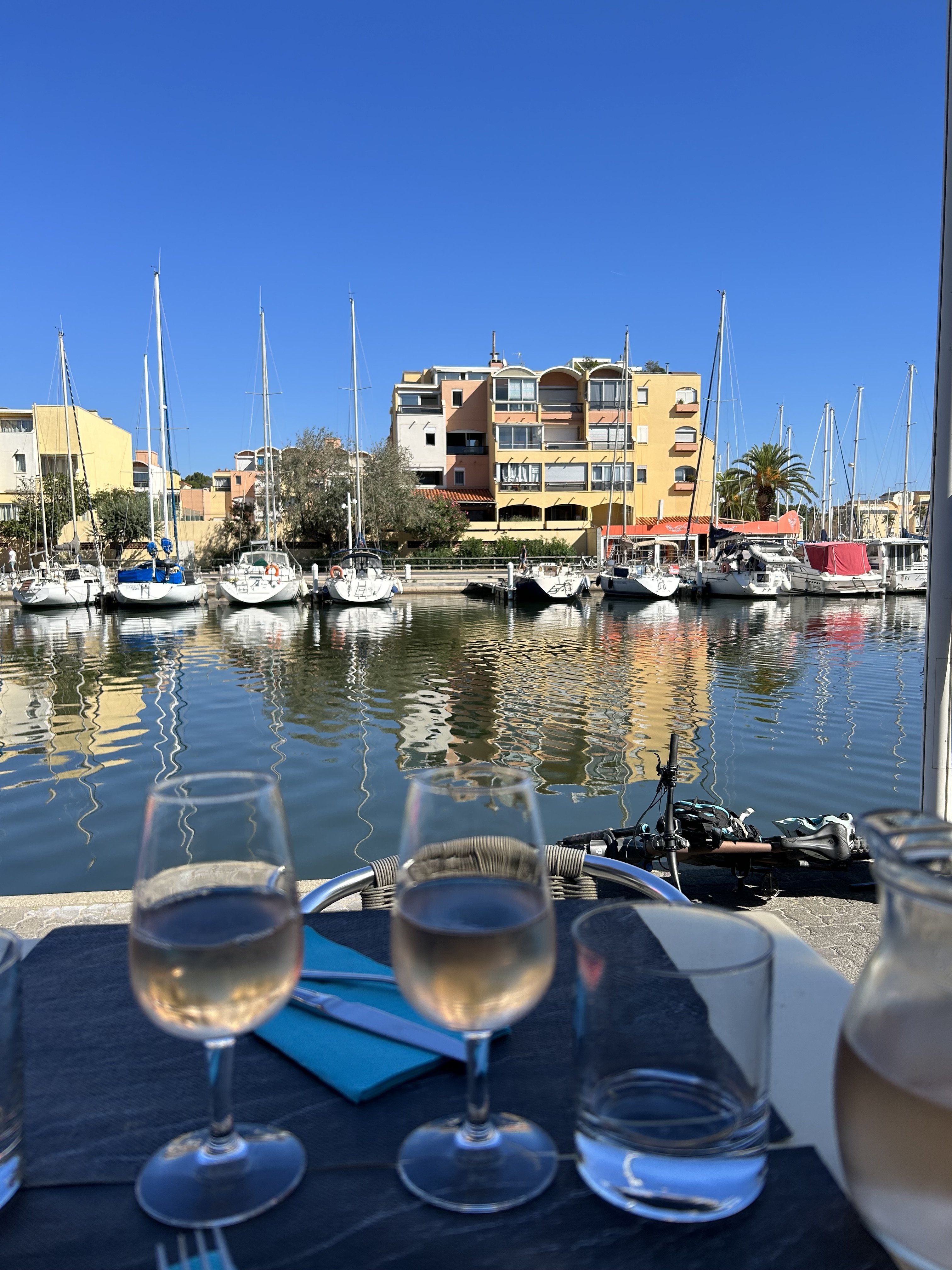 zu Tisch mit Rose.jpg