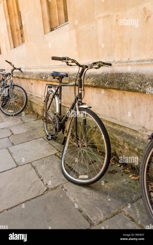 fahrrad-mit-einem-verbogenen-rad-lugen-gegen-eine-wand-in-oxford-city-centre-p8fad7.jpg