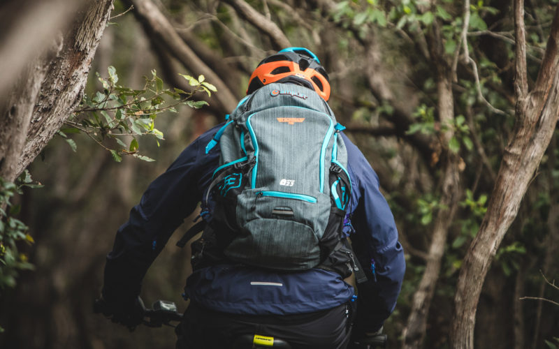 Amplifi E-Track 23 im Test: Rucksack mit Rückenprotektor und Akkufach