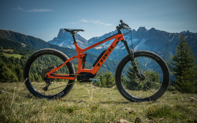 Trek Powerfly 9 LT Plus im Test: In Signalfarbe über den Trail