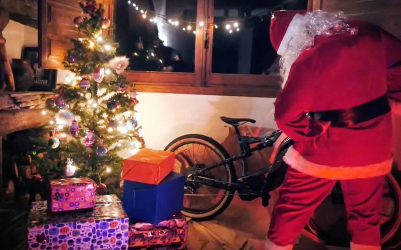 Video: Wenn der Weihnachtsmann dein Geschenk auspackt