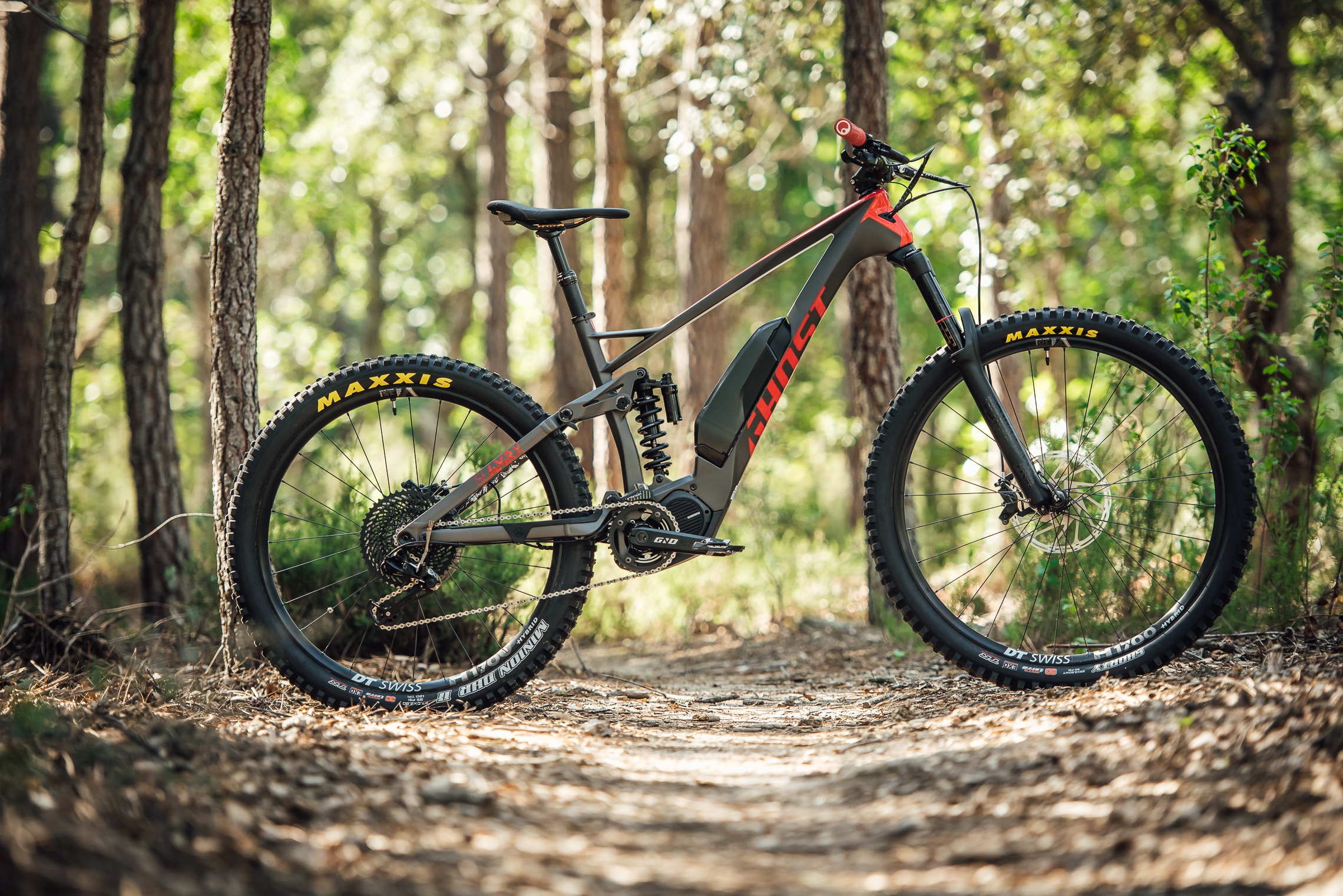 Stahlfeder, Carbon & Abfahrtsgeometrie – die neue E-Trailbike-Referenz?
