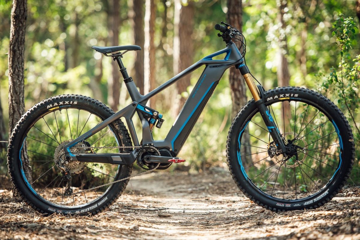 Schwarze Trailrakete mit moderner „Forward Geometry“