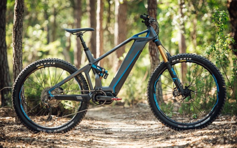 Mondraker E-Crusher RR+ im Test: Schwarze Trailrakete mit moderner „Forward Geometry“