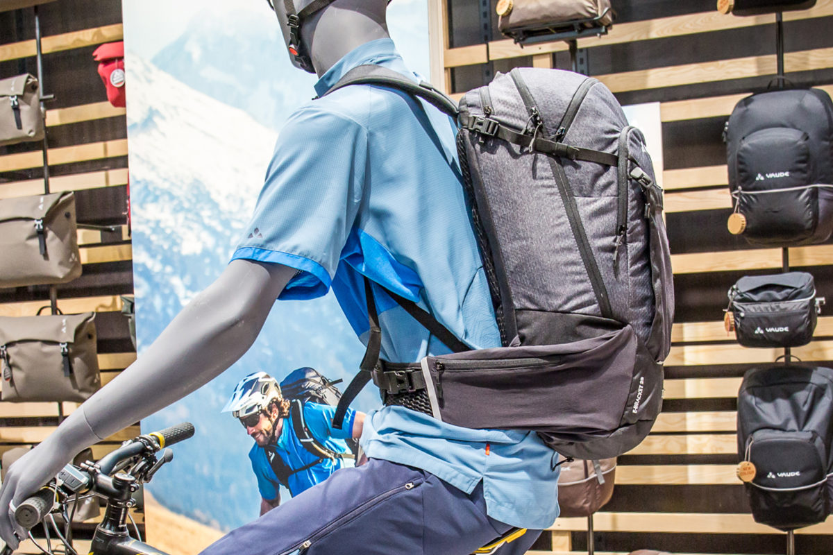 Vaude Bekleidung und Rucksack für E-Biker: eBracket, eMoab Shirt/Short und Schuhe