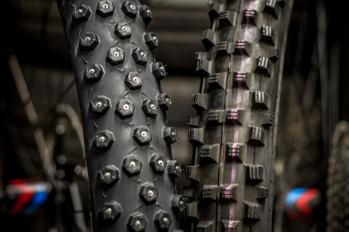 Schwalbe Dirty Dan vs. Ice Spiker Pro: Braucht man im Winter Spike-Reifen?