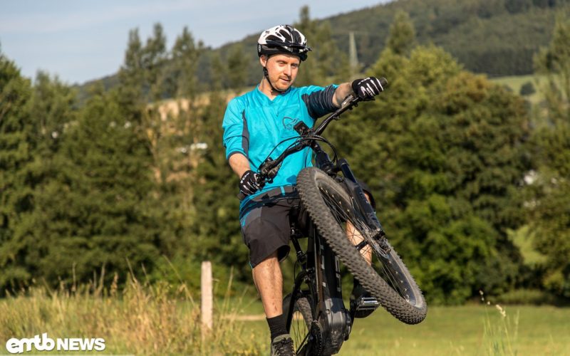 Fahrtechnik Teil 2 – Wheelie und Manual: So lernt man die Klassiker auf dem E-MTB