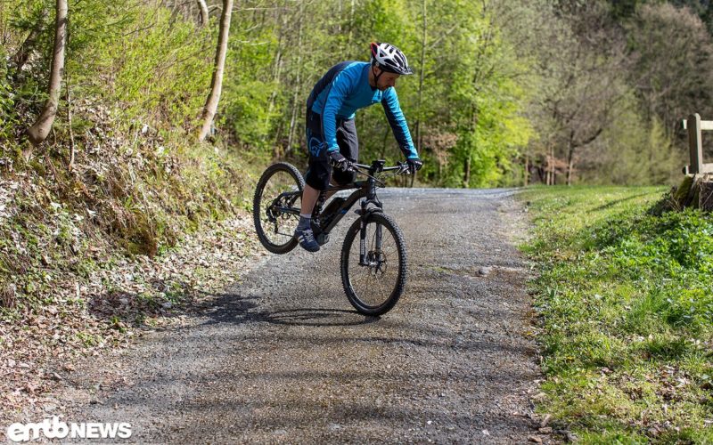 Fahrtechnik Teil 1 – Hinterrad Versetzen & Bunny Hop: So lernt man die Klassiker auf dem E-MTB