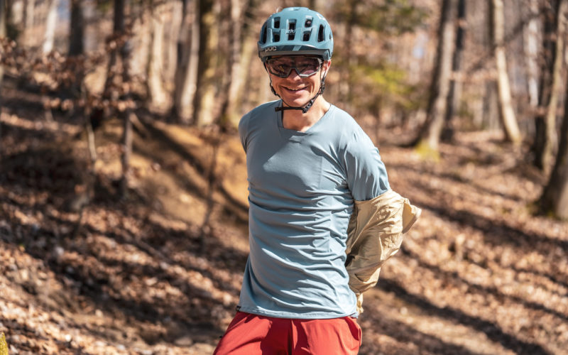 Gut gekleidet durch die Hitze: Was anziehen beim Biken im Sommer?