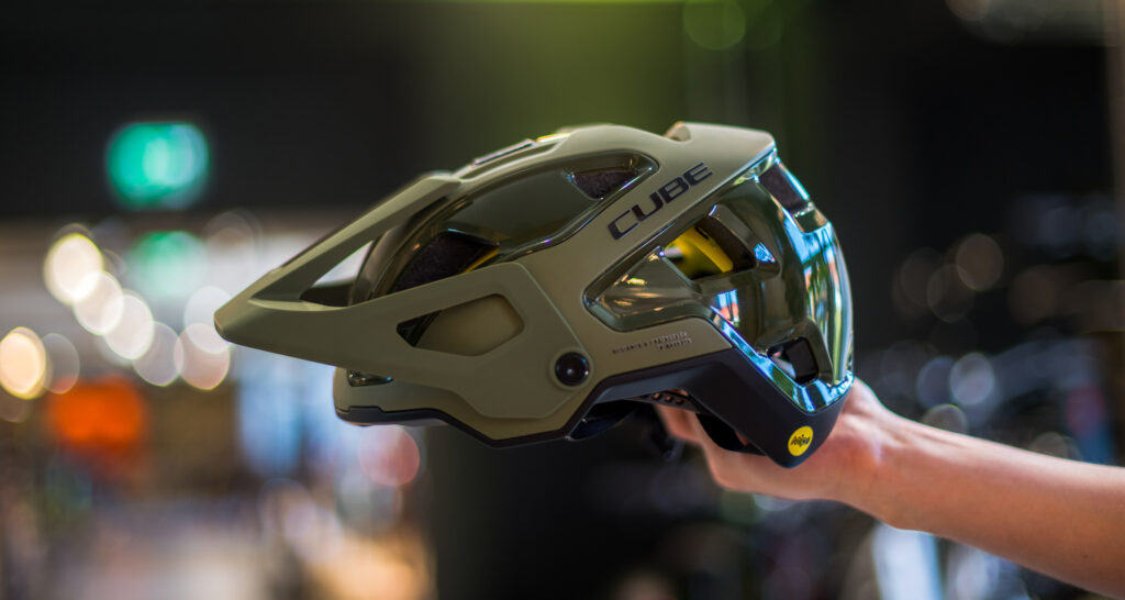 Verleiden Spanning hack Cube-ACS-Neuheiten 2021: Neue Helme, leichte Knieschoner und stylische  Handschuhe – eMTB-News.de