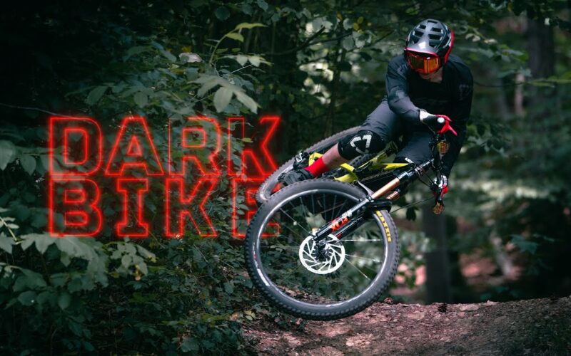 E-Bike Video – Dark Bike: Levy Batista fliegt durch die Vogesen