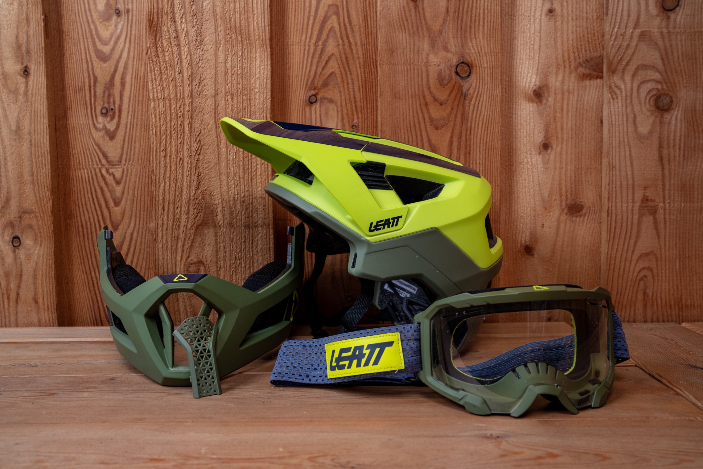 Leatt 4.0 Enduro-Helm: Sicherheit & Komfort dank abnehmbarem Kinnbügel