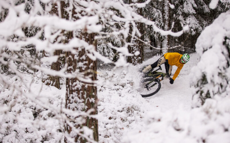 Schnee-E-Biken als DH-Training: Johannes Fischbach am Limit