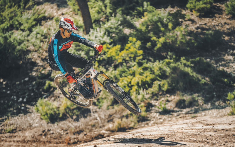 Mondraker und Troy Lee Designs Kollektion: Stylisch und exklusiv – Kooperation für Klamotten-Linie