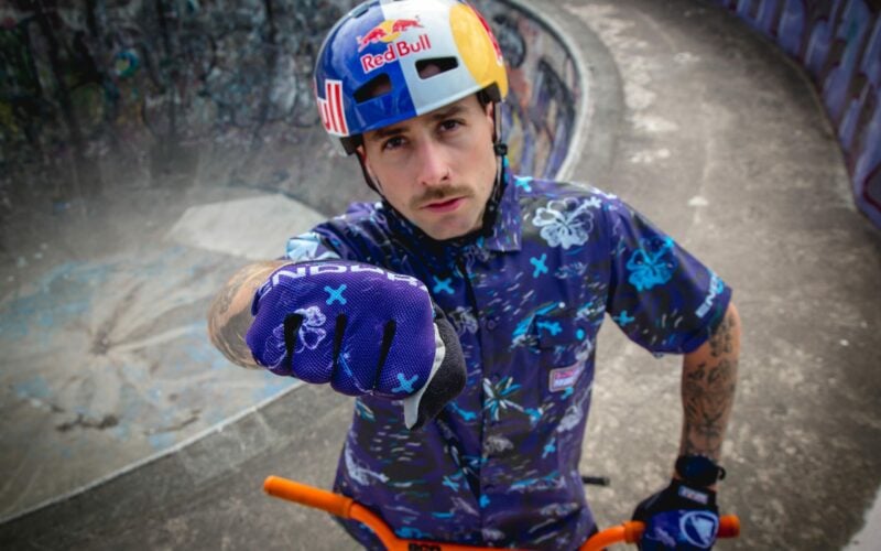 Endura x Kriss Kyle x Red Bull: Signature-Minikollektion mit Hemd, Helm und Handschuhen