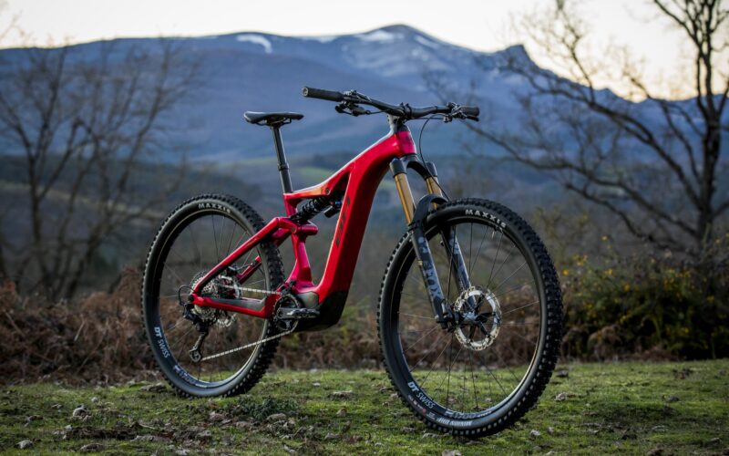 Neues BH Atom-X Carbon 2022: Schöner, schneller und weiter mit dem spanischen E-Pferd