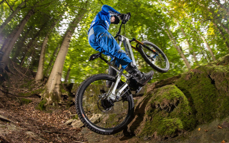 E-MTB-Video: Action im Bachbett – Uphill!