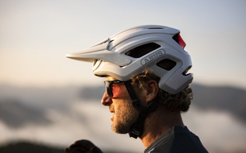 Neuer Abus Cliffhanger-Helm: Style & Schutz für Enduristen