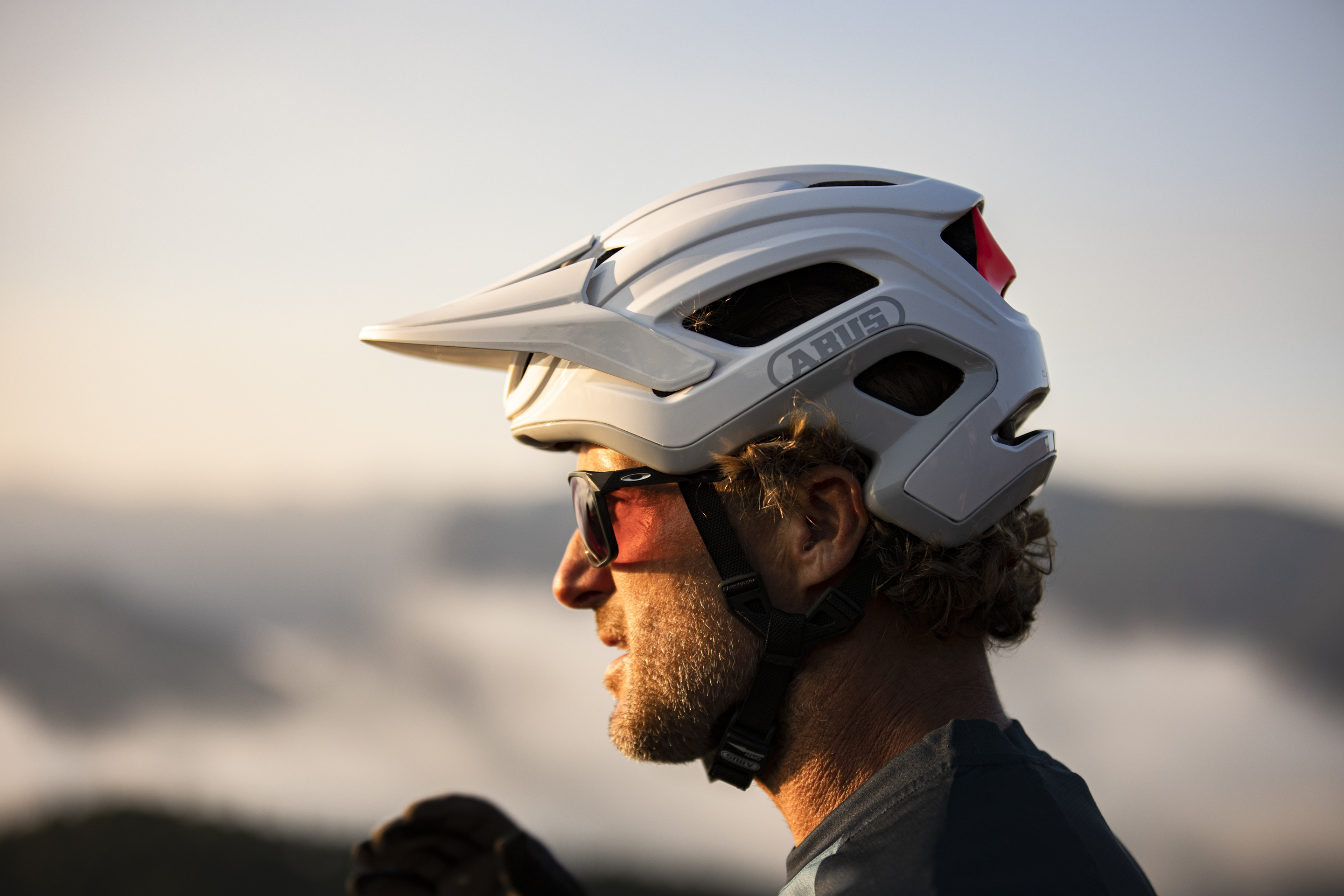 Neuer Abus Cliffhanger-Helm: Style & Schutz für Enduristen