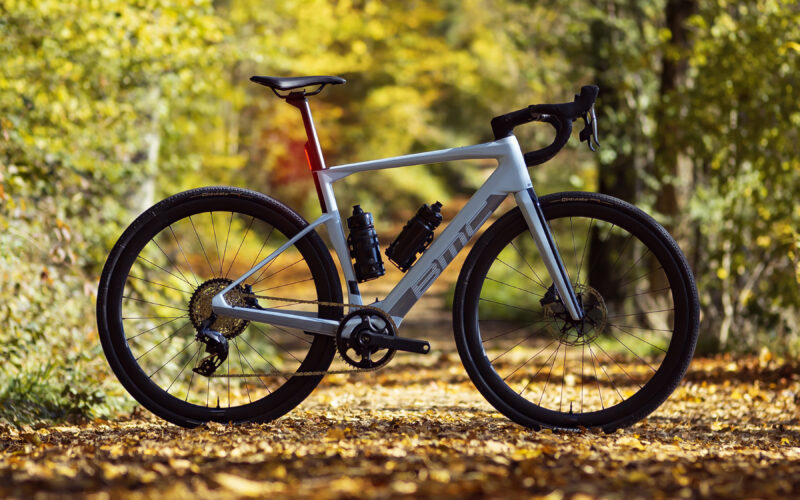 Neue BMC Roadmachine 01 AMP X: Allroad Rennrad mit E-Unterstützung