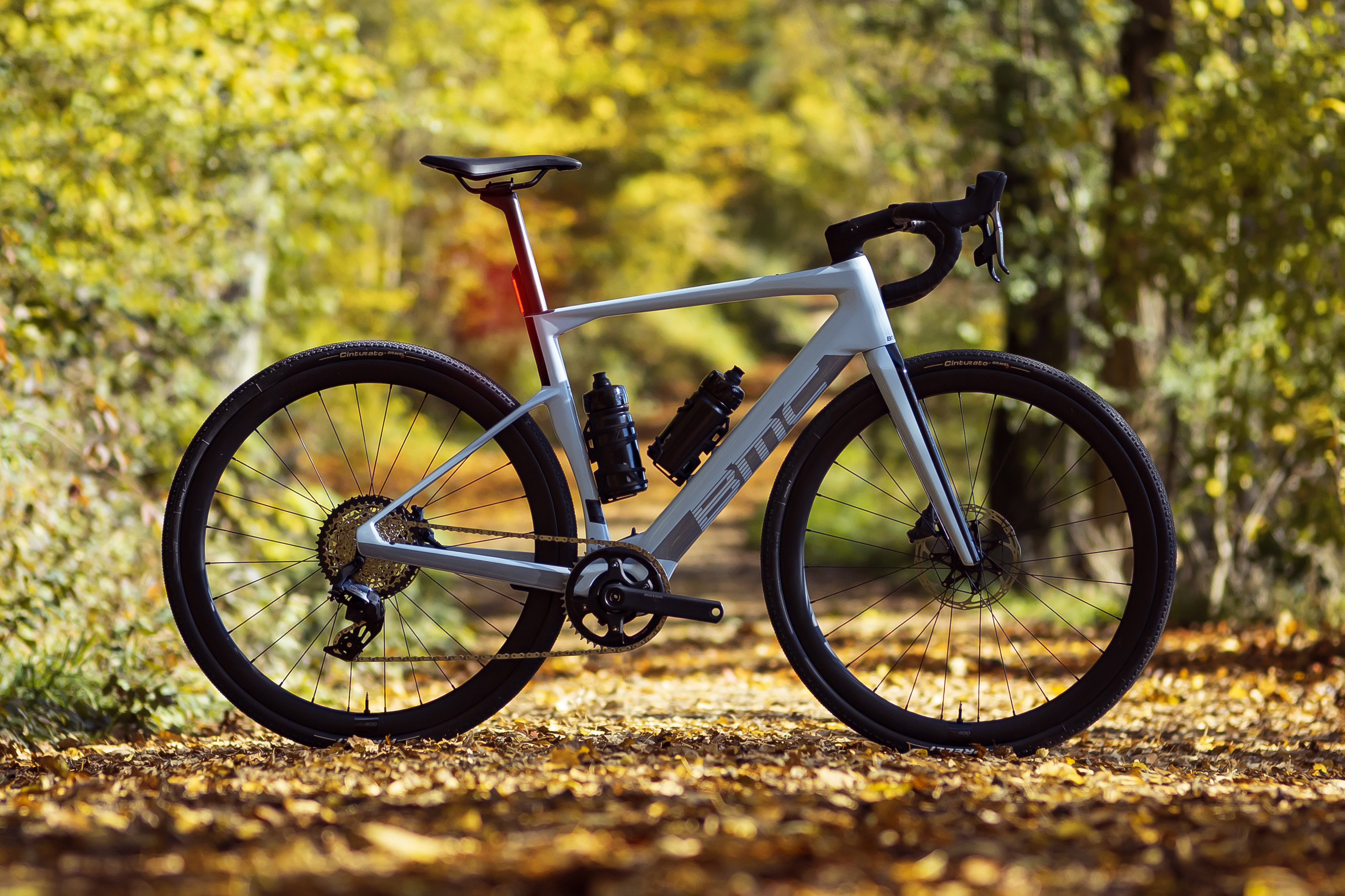 Neue BMC Roadmachine 01 AMP X: Allroad Rennrad mit E-Unterstützung