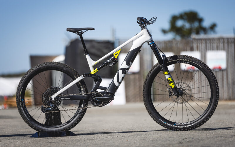 Neue Husqvarna Hard Cross E-Bikes: Ready für Bikepark und raue Trails