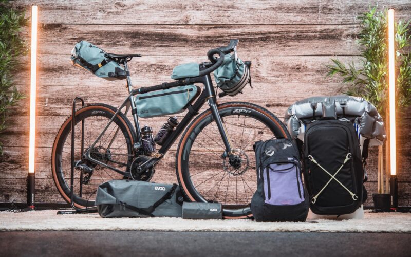 BikeStage 2023 – Evoc: Airbag Rucksack und Bikepacking-Stuff