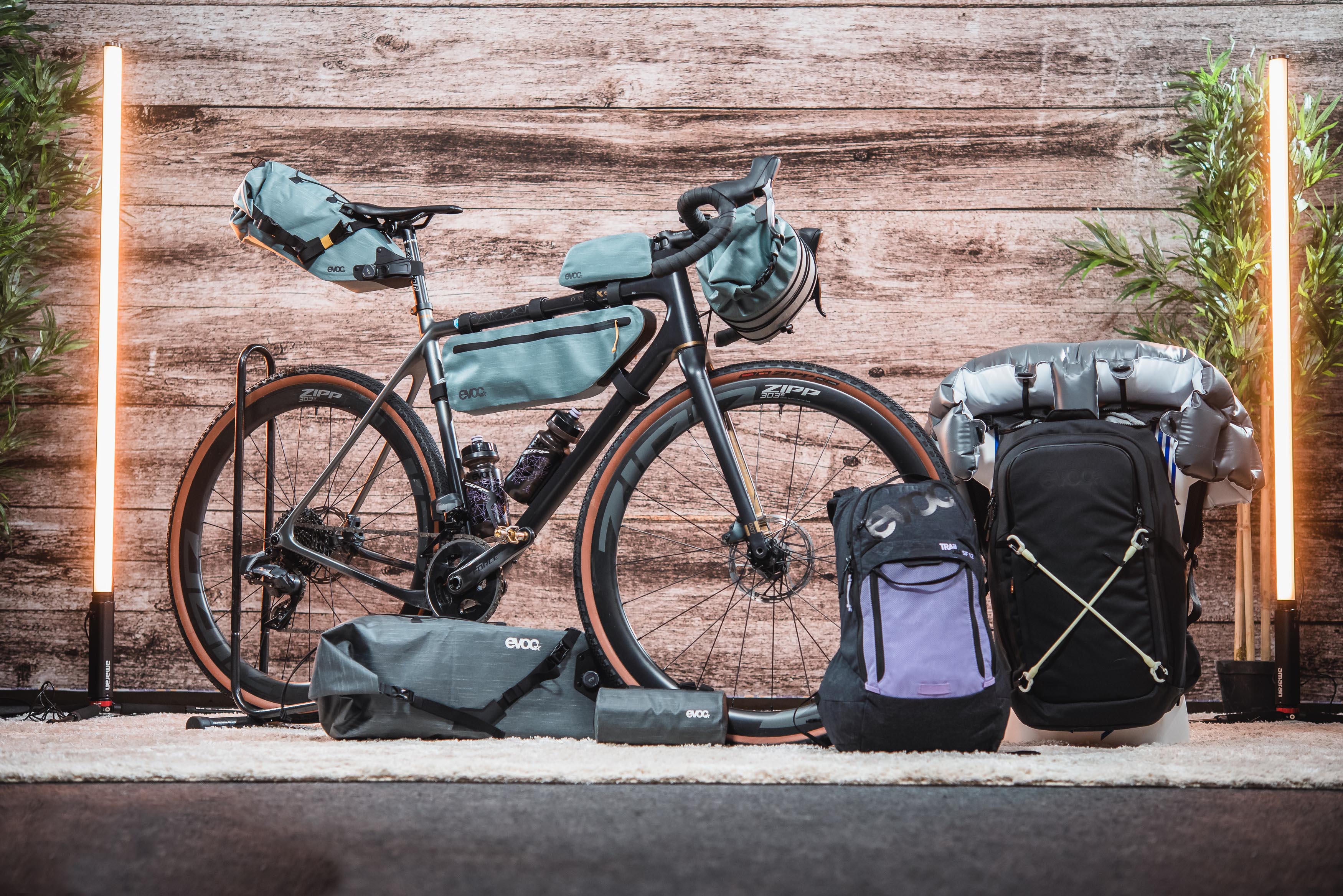 BikeStage 2023 – Evoc: Airbag Rucksack und Bikepacking-Stuff