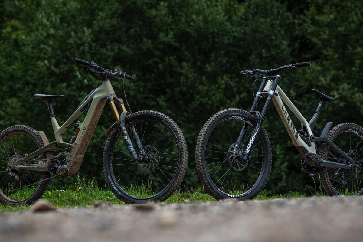 Canyon E-Bike vs. Downhill-Bike: Wie schlägt sich Canyon Torque:ON CF9 gegen Sender CFR