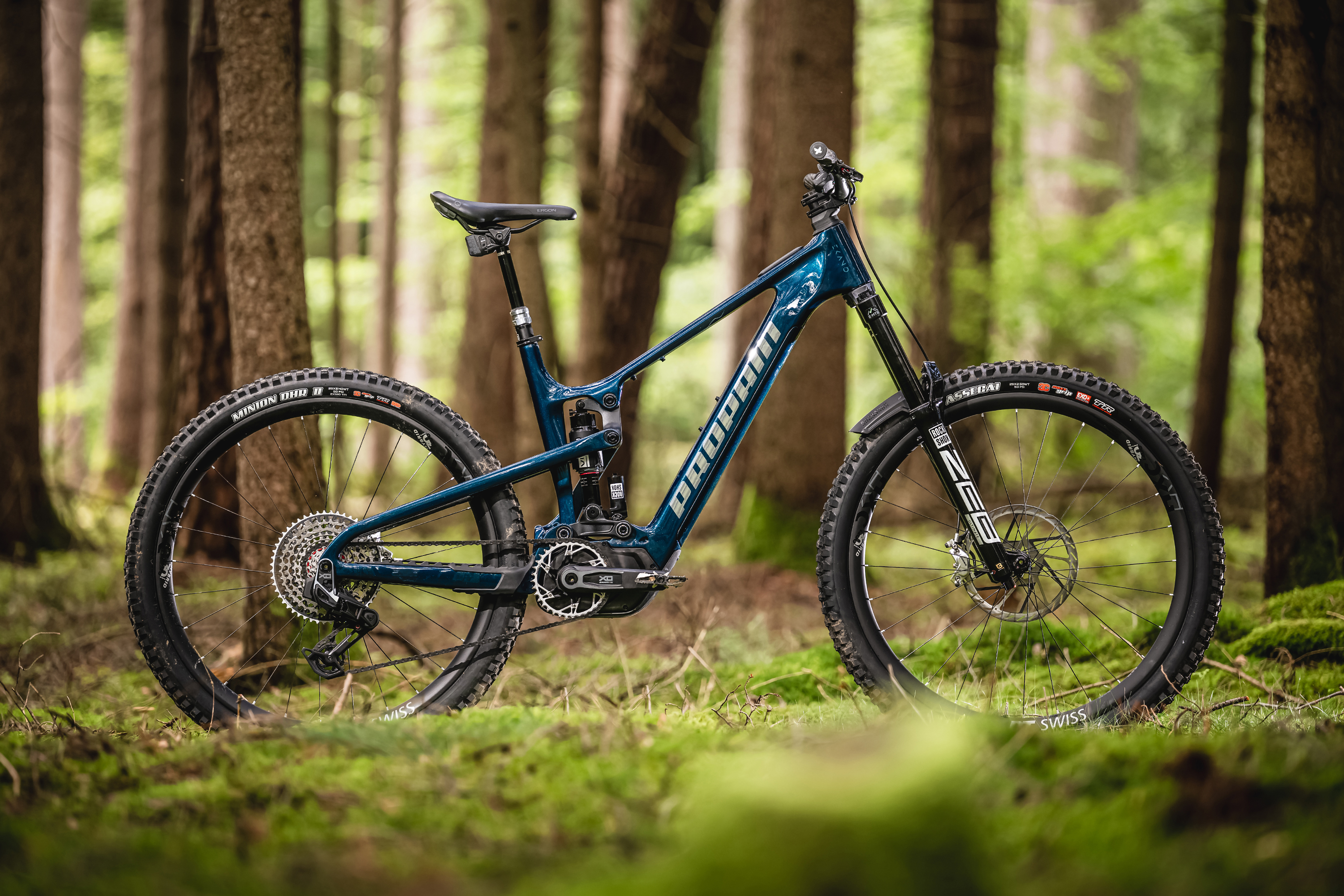 Neues Propain Ekano CF E-Bike im Test: Mächtiges Spaßgerät mit SRAM Powertrain