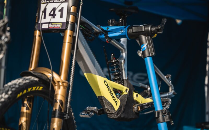 E-Bike beim Downhill World Cup 2024 in Fort William: Darf er das? Martin Maes mit Orbea Wild am Start
