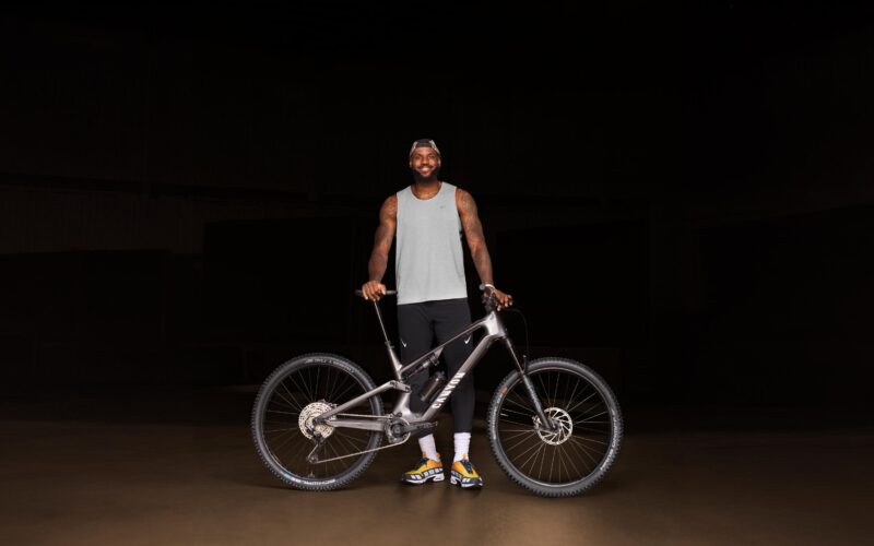 LeBron James & Canyon: NBA-Legende motiviert zum Biken
