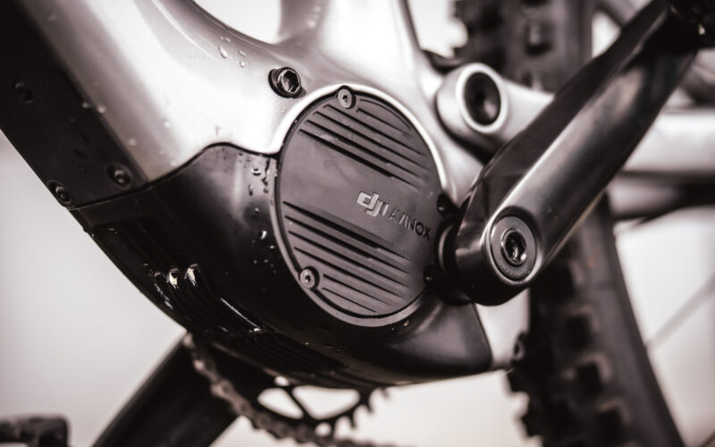 DJI-E-Bike-Motor „Avinox“ mit Drohnen Know-How: 105 Nm, Schnelllade-Funktion und Touch-Display