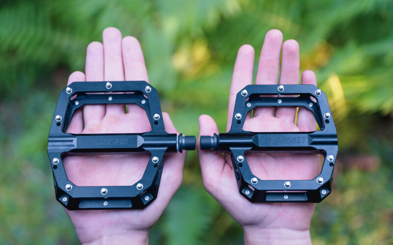 Neue Fraezen Fußraste: Flat-Pedale für maximalen Grip und Stabilität