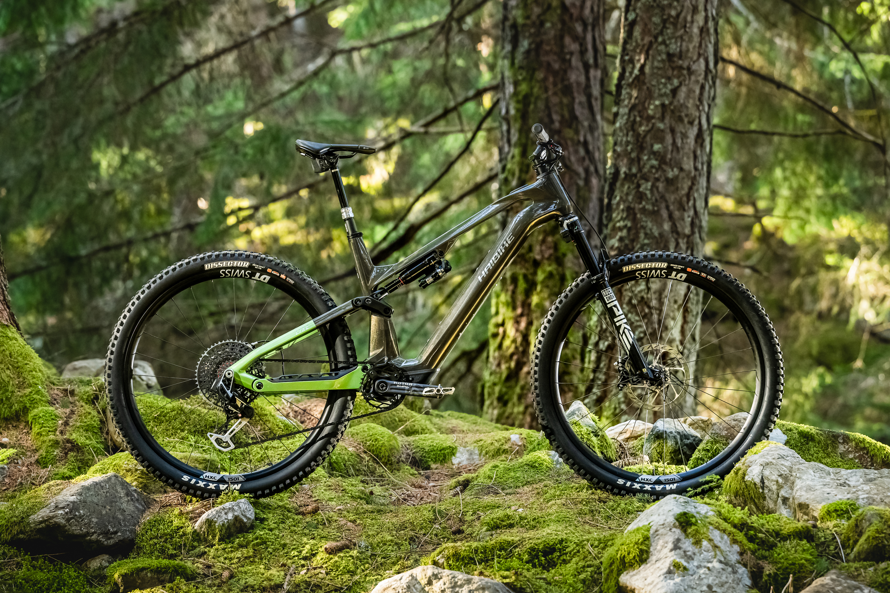 Haibike Lyke CF SE E-MTB im Test: Leichtfüßig, direkt, mit elektronischem Fahrwerk