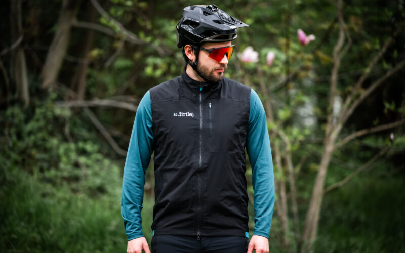 Dirtlej Vest im Test: Mit dieser wasserdichten Weste bleibt man trocken