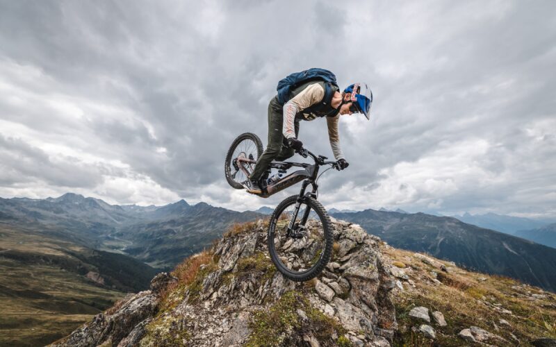 Tom Öhler jagt das Gipfelglück: 15 Berge, ein Tag, ein E-Bike – RID-Weltrekord!