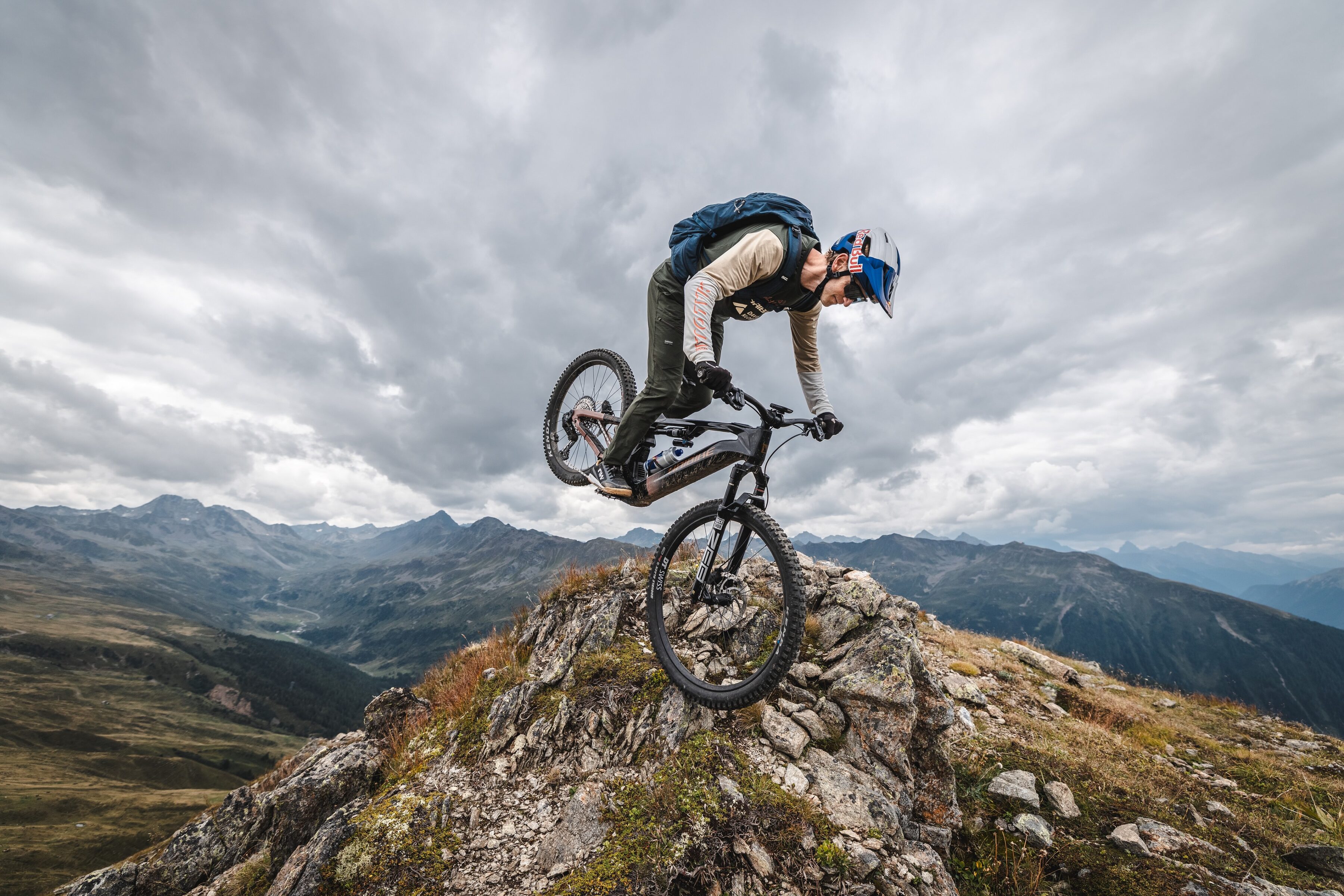 Tom Öhler jagt das Gipfelglück: 15 Berge, ein Tag, ein E-Bike – RID-Weltrekord!