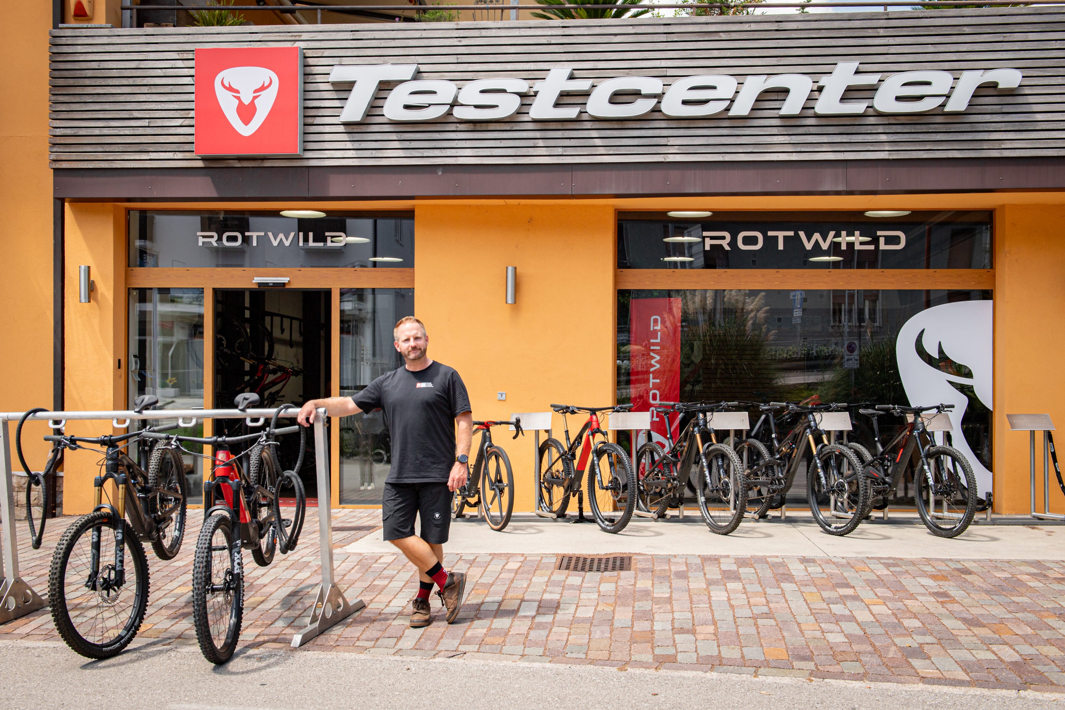Rotwild eröffnet Shop am Gardasee: Testcenter in Torbole