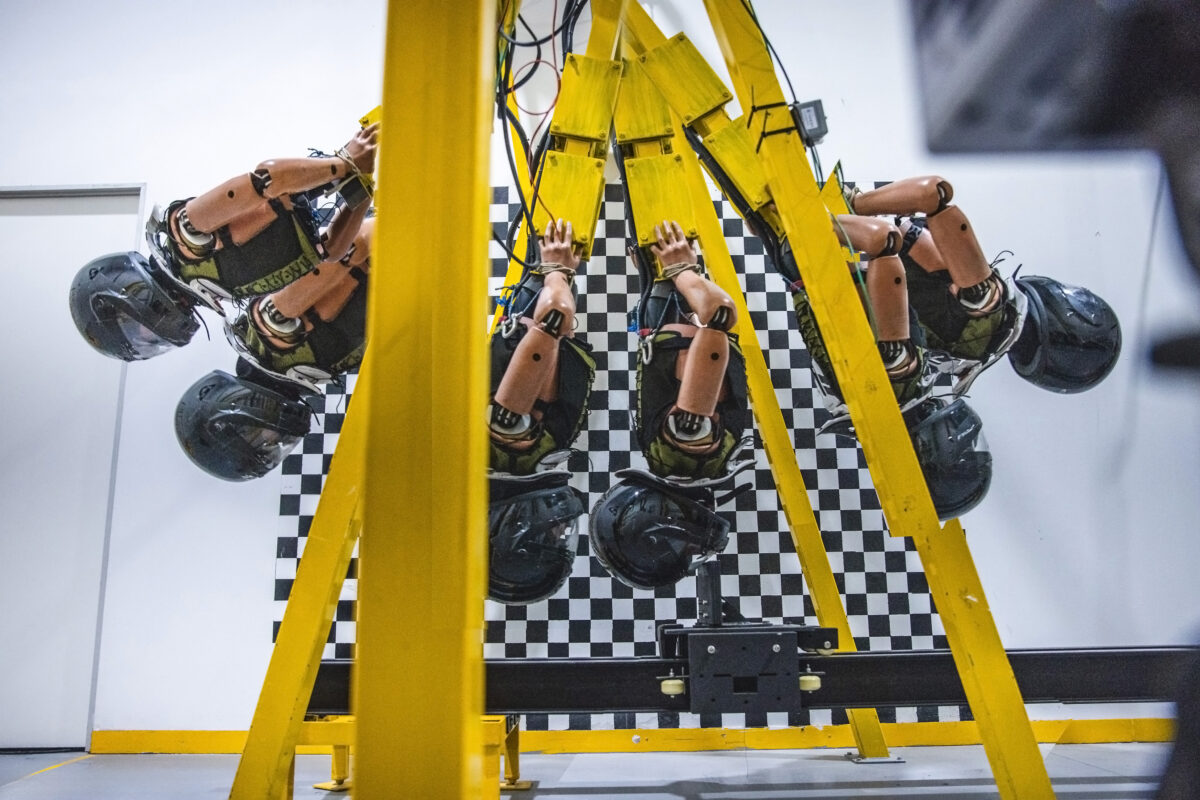 Hausbesuch bei Leatt: Wenn der Crashtest-Dummy durch das Labor rauscht