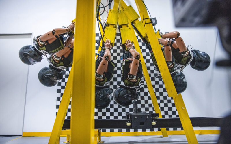 Hausbesuch bei Leatt: Wenn der Crashtest-Dummy durchs Labor rauscht
