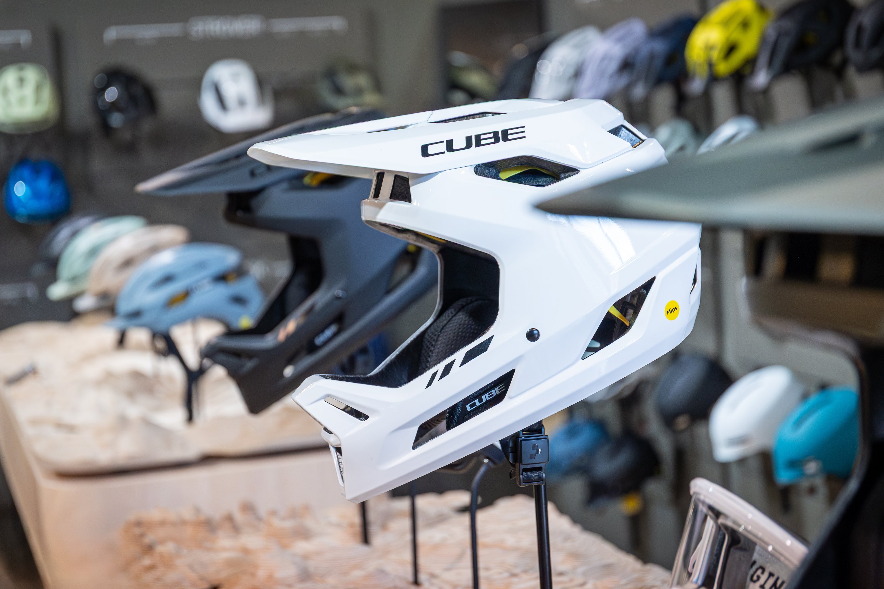 Cube Neuheiten 2026 – Accessoires: Fullface-Helm, Goggle und Gravity-Schuhe – alles neu!