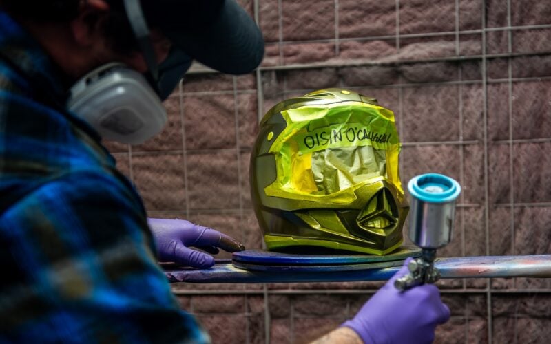 Hinter den Kulissen bei Troy Lee Designs: Wo Kult-Helme zu Kunst werden