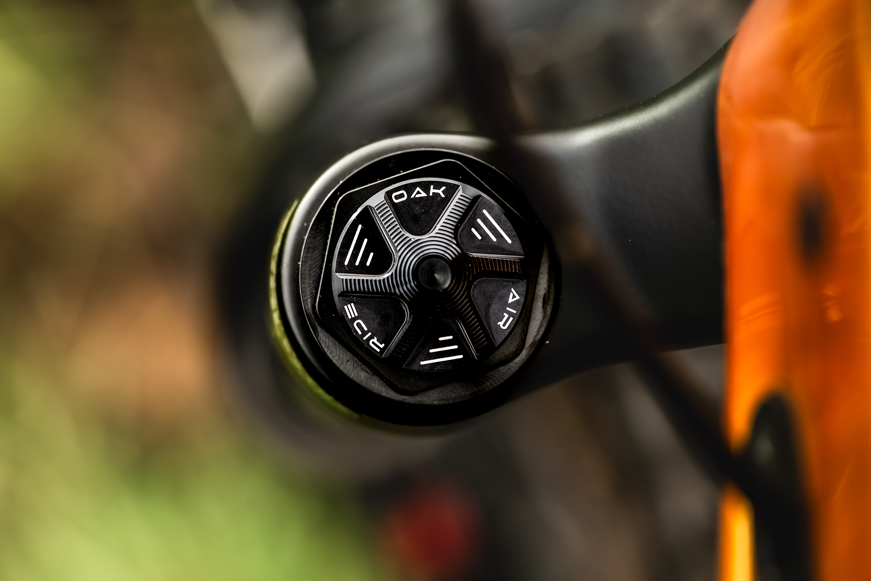 OAK Fork Caps für Fox und RockShox: CNC-gefrästester Bling-Bling für dein E-Bike