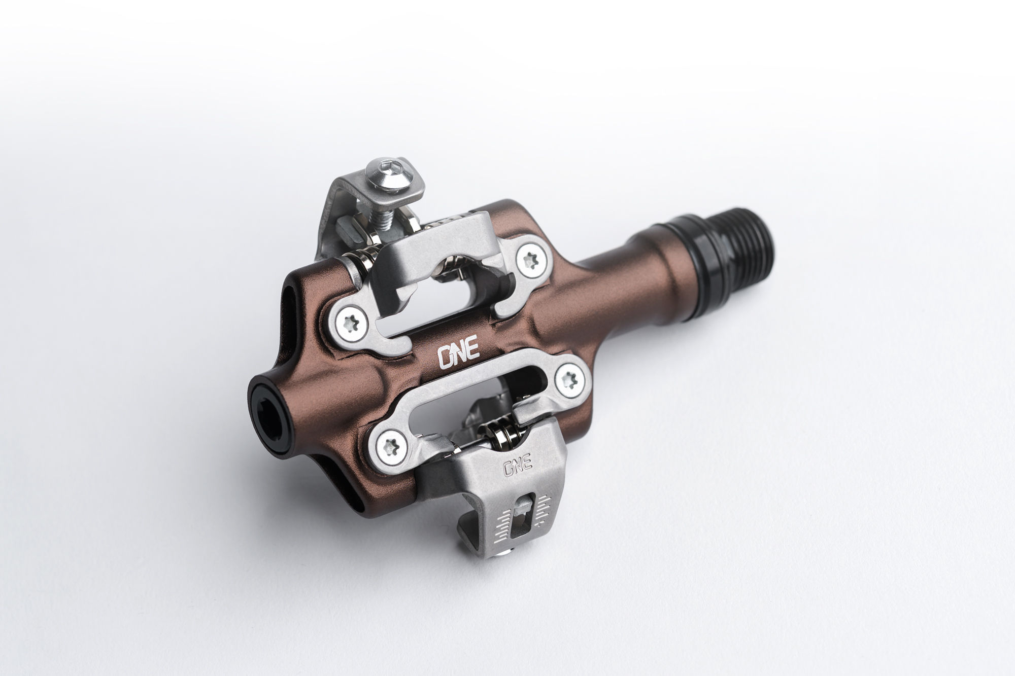 Neue OneUp XC Clip Pedale: Flachmann für den Renneinsatz